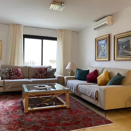3 Bedroom, 250m From The Beach! Swimming Pool, Parking! Lejlighed