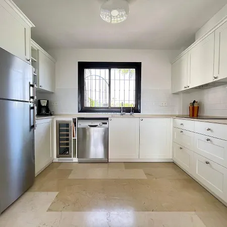 3 Bedroom, 250m From The Beach! Swimming Pool, Parking! Lejlighed Benalmádena