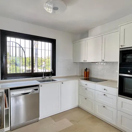 Lejlighed 3 Bedroom, 250m From The Beach! Swimming Pool, Parking! Benalmádena