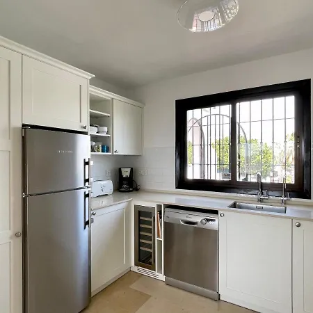 3 Bedroom, 250m From The Beach! Swimming Pool, Parking! Lejlighed *