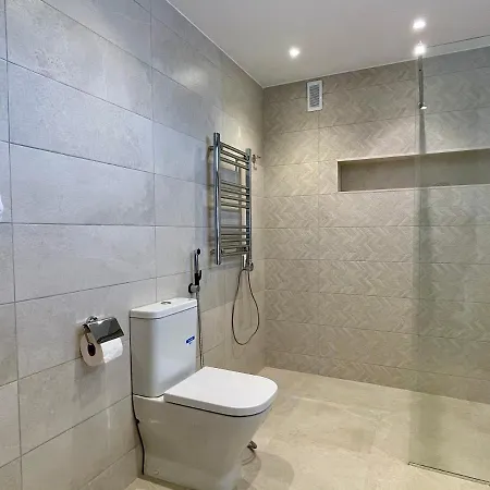 3 Bedroom, 250m From The Beach! Swimming Pool, Parking! Lejlighed Benalmádena