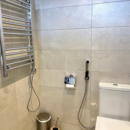 3 Bedroom, 250m From The Beach! Swimming Pool, Parking! Lejlighed