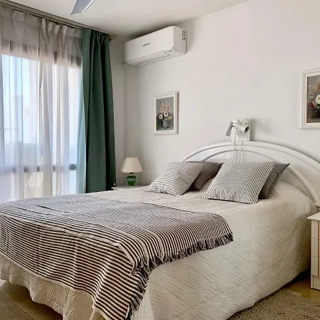 3 Bedroom, 250m From The Beach! Swimming Pool, Parking! Benalmádena