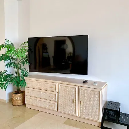 3 Bedroom, 250m From The Beach! Swimming Pool, Parking! Lejlighed
