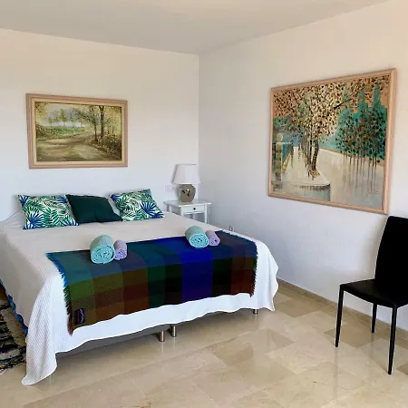 3 Bedroom, 250m From The Beach! Swimming Pool, Parking! Lejlighed