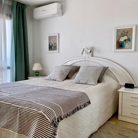 3 Bedroom, 250m From The Beach! Swimming Pool, Parking! Lejlighed *