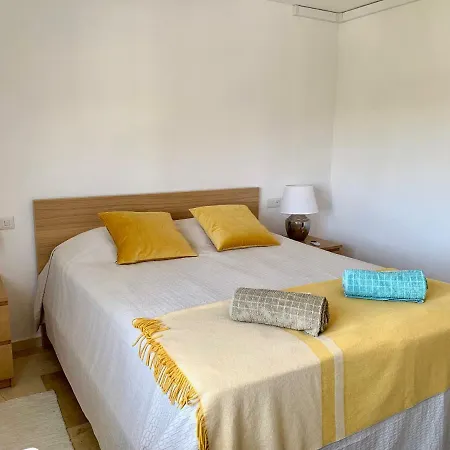3 Bedroom, 250m From The Beach! Swimming Pool, Parking! Lejlighed