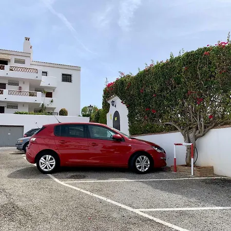 3 Bedroom, 250m From The Beach! Swimming Pool, Parking! Lejlighed