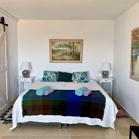 3 Bedroom, 250m From The Beach! Swimming Pool, Parking! Lejlighed