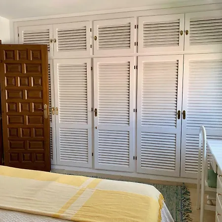 3 Bedroom, 250m From The Beach! Swimming Pool, Parking! *